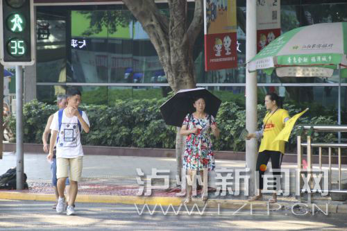 絕大多數(shù)市民都做到了自覺禮讓斑馬線，不橫穿馬路，不翻越欄桿，做到車讓人、人讓車2.JPG