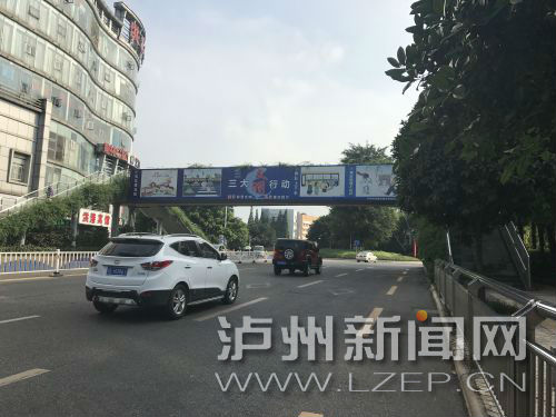 主干道上隨處可見創(chuàng)文宣傳廣告。 記者 肖婷 攝